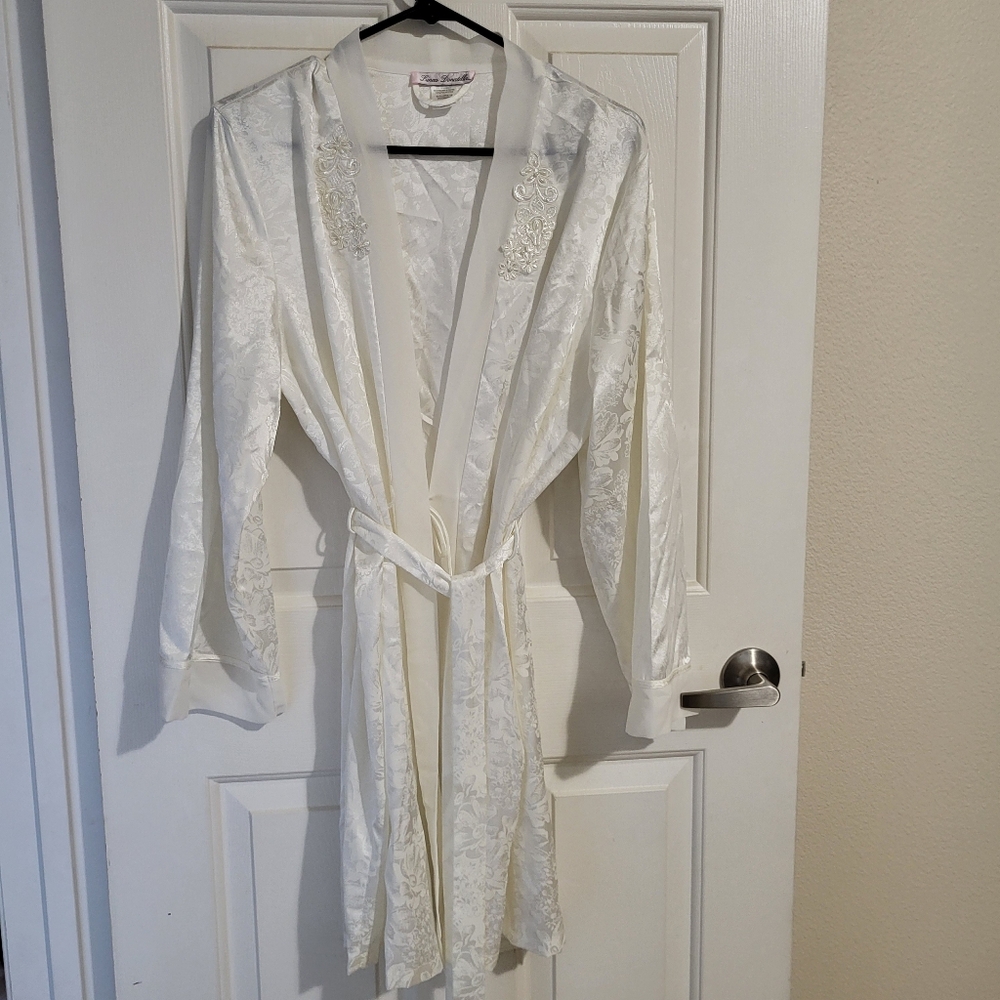 Linea Donatella Elegant White Lace Trim Gown, Nighty & Robe. Never Worn